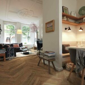 Wohnzimmer mit Sofa, Tisch und Fenstern. Essplatz mit Stuhl und Schublade.