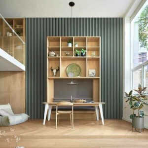 Das Beispiel zeigt den Innenausbau durch Ortwin Weber mit einem minimalistischen Schreibtisch mit Stuhl und eine große Regalwand im Hintergrund. Die Wand ist dunkelgrün.